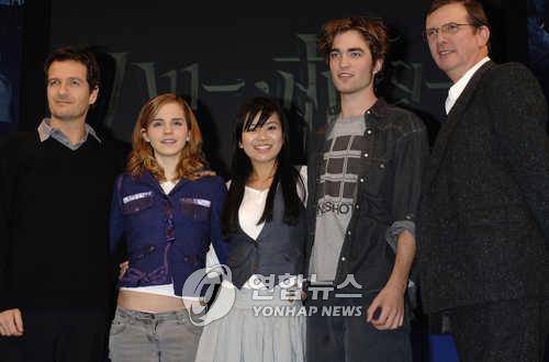 2005년 11월 일본 도쿄에서 열린 영화 '해리 포터와 불의 잔' 제작진과 출연 배우들의 기자회견. 중국계 배우 케이티렁(가운데)은 이 영화에서 주인공 해리포터의 첫사랑인 초챙 역을 맡았다. / 사진=워너브라더스코리아 제공