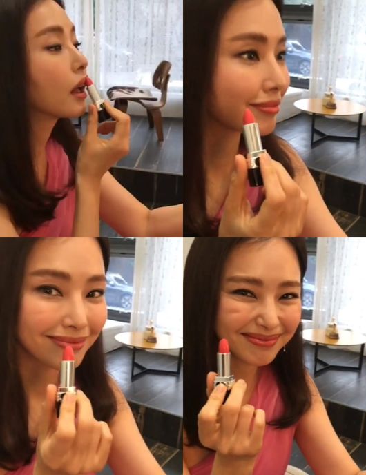 Actor Lee Ha-nui has vented another look of beautiful looks with Springs Goddess.Today, Actor Lee Ha-nui posted a video of Lipstick wearing a mirror, saying Spring energy through personal SNS.In the public footage, Lee Ha-nui is smiling at the camera with a pink Lipstick.Her Goddess Beautiful looks, which resembles Spring, captivates fans once again.Meanwhile, Lee Ha-nui has already been expecting fans, foreshadowing that he will appear in the films Alien (Gase) and Ghost.Lee Ha-nuiSNS