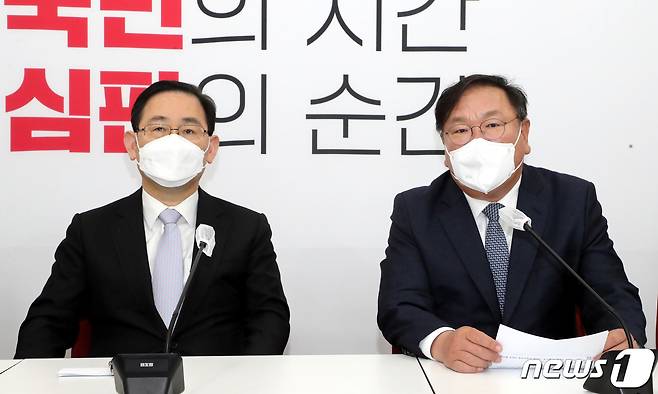 김태년 더불어민주당 대표 직무대행이 12일 서울 여의도 국회에서 열린 여야 원내대표 회동에서 모두발언을 하고 있다. 2021.3.12/뉴스1 © News1 성동훈 기자