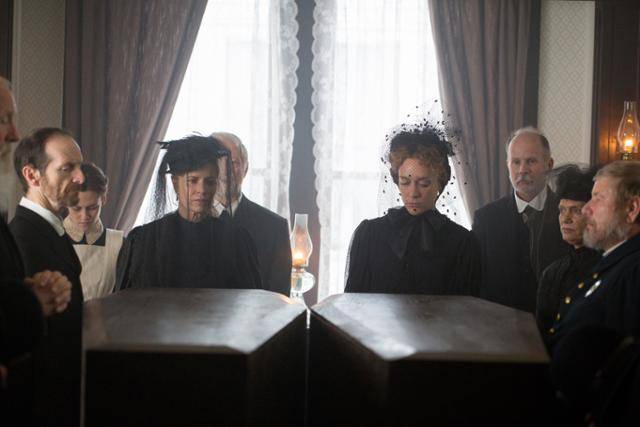 리지 보든 살인사건을 억압된 여성의 관점에서 재해석한 영화 '리지'의 한 장면. 팝엔터테인먼트 제공