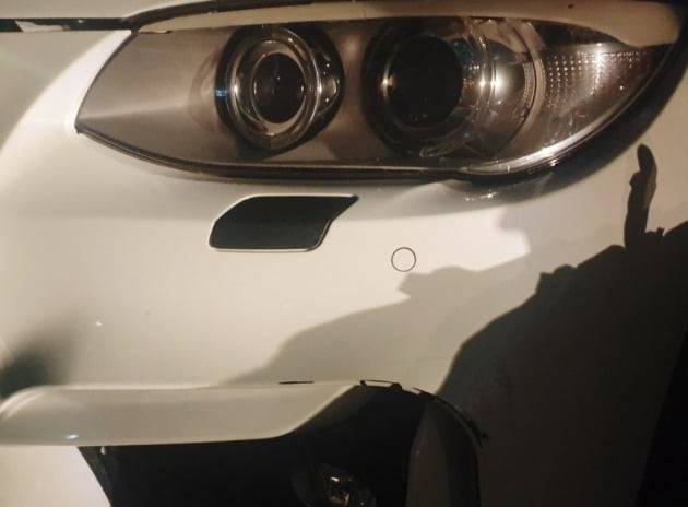 사고차량 BMW의 반대편에도 일부 도색이 벗겨져 있는 것을 확인할 수 있다