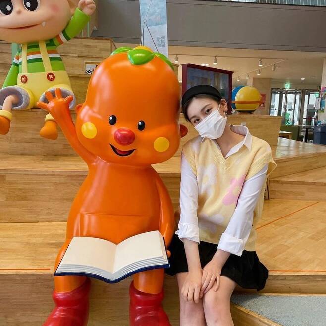 GFriend Umji shares a cute two-shot with character LeeUmji uploaded two photos to his Instagram on March 12, along with the phrase with my respectful senior.In the photo, Umji is playing V next to this, which thrilled fans with beauty that could not be covered by masks.The netizens who saw this responded such as Both are cute and Did you go to EBS?
