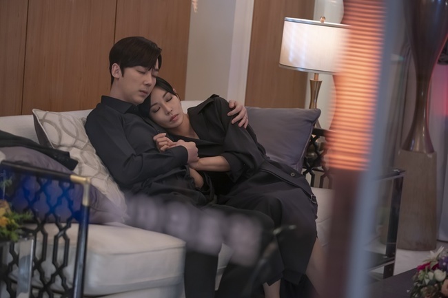 Eugene, Kim So-yeon and Yoon Jong-hoon have been hit by irreversible Love triangles.In the last broadcast of SBSs drama Penthouse (playplayplay by Kim Soon-ok/directed by Joo Dong-min), Oh Yoon-soo, who went out looking for Jinbeom while Embryo Rona (Kim Hyun-soo) crashed on the stone stairs due to the crime of HAEUN star, daughter of Chun Seo-jin (Kim So-yeon) and Yoon-chul Ha (Yoon Jong-hoon). Eugene finally sent his daughter EmbryoRona to the sky amid the cover-up of the events of Chun Seo-jin and Ha Yoon-chul.Oh Yoon-hee, who was trying to take medicine to follow EmbryoRona, was shocked after hearing the truth from Logan Lee (Park Eun-seok) that HAEUN star was a real crime.Before the broadcast on March 12, the scene where Eugene, Kim So-yeon, and Yoon Jong-hoon are showing tense tension with the drama and the drama atmosphere was revealed.In the drama, Oh Yoon-hee found Chun Seo-jin and Ha Yoon-cheol who are sleeping affectionately at Cheonga Medical Center.Oh Yoon-hee finds Chun Seo-jin and Ha Yoon-cheol sleeping in each others arms over the window, and is giving a cold look like an uncontrollable anger and Embryo confidence, and is holding Embryo Ronas Cheonga art festival trophy in his hand and is full of flesh.In particular, Ha Yoon-chul has been taking revenge for Chun Seo-jin and Ju Dan-tae (Um Ki-jun) while keeping the side of Oh Yoon-hee.However, after trying to ruin the stage by buying EmbryoRonas accompanist at the request of his daughter HAEUN, he surprised the house theater with a double act of making a fake criminal of EmbryoRona Stone Staircase Fall instead of HAEUN star.Among them, a questionable man has cut off the oxygen mask connection of EmbryoRona, and it is noteworthy whether Oh Yoon-hee will be able to reveal the truth of the entangled EmbryoRona murder.