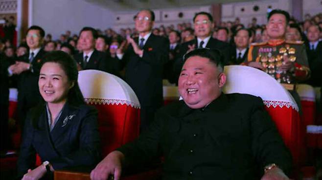 북한 김정은, 리설주와 기념공연 관람