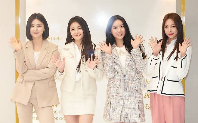 걸그룹 브레이브걸스가 10일 오후 온라인 생중계로 진행된 엠넷 'TMI NEWS' 제작발표회에 참석해 포즈를 취하고 있다. /사진제공=엠넷 2021.03.10