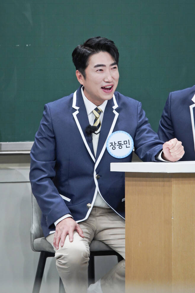 Comedian Jang Dong-min has released One-Punch Man, Vol. 2, which is loved by actor Kim Soo-mi.JTBC Knowing Bros, which will be broadcast on March 13, will be a transfer student of entertainment comedian Kim Dae-hee, Jang Dong-min and You sang-mu.On this day, Jang Dong-min released One-Punch Man, Vol. 2, which is loved by national mother actor Kim Soo-mi.When my brothers were fortunate that Kim Soo-mi had picked Jang Dong-min as the son of Choi, Jang Dong-min explained his own Kim Soo-mi manual without any clogging.Jang Dong-min, however, laughed at the episode of a junior comedian who was sweating in front of Kim Soo-mi, saying that it would be a big deal if he used this method wrong.In addition, Jang Dong-min has focused his attention throughout the recording with various personalities such as revealing a strange hand technology.