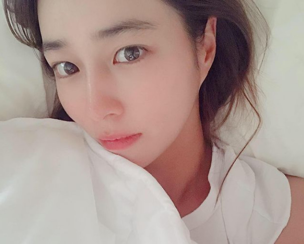Actor Lee Min-jung flaunts beautiful beautiful lookLee Min-jung posted a picture on his SNS on the 13th with an article entitled Yes, it is an app.In the public photos, Lee Min-jung showed off his beautiful looks with his huge eyes and harmonious features.Lee Min-jungs beautiful beautiful look catches the eye: Lee Min-jungs innocent charm stands out.Lee Min-jung is filming the movie Christmas Gift.The movie Christmas Gift is a story about the moment when the top star Park Kang, who is enjoying the best season, is in the 60th place of casting, 10 million actors,In addition to Lee Min-jung, Actor Kwon Sang-woo,