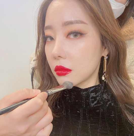 Actor Go Woo-ri reveals unconventional make-upGo Woo-ri posted a photo on her SNS on the 13th.In the photo, Go Woo-ri is making up and sending intense light to the camera.Black sparkling costumes and intense red lip appeal to sexy in a strange harmony.Go Woo-ris three-dimensional features, which perfectly digests the strong makeup, take the Sight.Go Woo-ri appeared on the recently aired KBS 2TV drama Hello Naya.