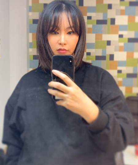 Choreographer Bae Yoon Jin has revealed the latest in the pregnancy.Bae Yoon Jin wrote on his Instagram account on Thursday, When do you grow your hair? 24 Weeks pregnant woman. Im struggling to walk. Im the only one.I love you, Gold. In the open photo, Bae Yoon Jin is wearing a black-colored man-to-man T-shirt and taking a mirror selfie.The recent situation of Bae Yoon Jin, who seems to be a 24 Weeks pregnant woman already, is impressive.Meanwhile, Bae Yoon Jing is married to Husband, who is 11 years younger, and is currently in pregnancy.Photo = Bae Yoon Jin Instagram