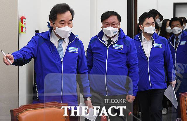 파란색 당복을 입고 회의에 참석하는 이낙연 상임선대위원장(왼쪽)과 김태년 상임선대위원장.