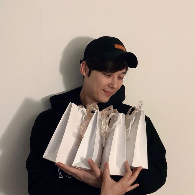 Actor Yoon Jong-hoon showed extreme Fan love and showed a sweet charm that is 180 degrees different from Penthouse Ha Yoon-chul.On the 15th, Yoon Jong-hoon official Instagram showed a picture of Yoon Jong-hoon holding a gift to Fans with a sweaty sweat.YK Media Plus said, Yoon Jong-hoon Actor has set up a gift for special members of the Young-hoon Fan Club nickname who have been watching and supporting for a long time.I am sorry that Yoon Actor is late and I want to buy it myself. I am grateful for waiting. I prepared with joy and excitement and said that I was encouraged by the Fans who love me. Gift said that Yoon Actor will send it by courier.The extreme Fan love of Yoon Jong-hoon is famous.He communicated with Fans through his first online live on the 14th of last month before the SBS drama Penthouse season 2, and even sent Valentines chocolate directly to Fans at the time.In March last year, I prepared a Gift for Fans.The reason why Yoon Jong-hoon sent Gift directly to Fans is since Fans started sending Gift in addition to letters and Fan cafe cheers.At the time, Yoon Jong-hoon said through the Fan Cafe, I will not receive Gift other than sincerity and mind.Just because Fans like and love you is grateful and gaining great strength.Rather, I want to give you a gift, so I will give you a gift by setting up an event. Since then, I have been doing the Fan Gift event alone without the help of my agency.Yoon Jong-hoons Fan love is contrasted with Ha Yoon-chul, who is blackening in Penthouse, which is currently popular, and shows a charm of reversal.In the photo released on the 15th, Yoon Jong-hoon is smiling in a comfortable black hooded sweatshirt.It feels like a Sweet boyfriend who sends White Day Gift.On the other hand, in a recent episode, Ha Yoon-chul had to leave his first love Oh Yoon-hee (Yujin) to keep his daughter Eun-byeol (Choi Ye-bin) and take the hand of his ex-wife, Chun Seo-jin (Kim So-yeon).In particular, in the last 7 times, Yoon Chuls complex psychology, which is in a situation where he has to leave Yoon Hee regardless of his will, has been expressed and expressed.It is said that Yoon Jong-hoons solid inner acting is delicately expressed as a depressing feeling that can not be hated like Yoon Chul who became blackened by a misguided denial about silver star.In the 9th trailer released, Yoon Chul is also depicted as being trapped in the plot of Judantae (Um Ki-jun) toward Seojin and Eun-byeol, and the question about the end of Penthouse heading for the catastrophe is getting higher.* Star is reported to the victims of school violence by entertainers and entertainment workers.So far, we have received reports on stars and other stars that have been suspected of school violence.Please contact STAR School Violence Report 1-on-1 Open Chat Katokbang (https://open.kakao.com/o/sjLdnJYc).