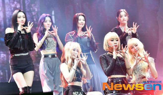 The debut showcase for the new girl group Purple Kiss (Lee Re, Yuki, Chaein, Na Go Eun, City, Suan, Park Ji-eun) was held at Yes24 Live Hall in Gwangjin-su, Seoul, on the afternoon of March 15Purple Kiss is showing off a spectacular stage on this day.Meanwhile, Purple Kiss debut song Ponzona is a new fusion Urban Hiphop genre song that combines classical violin, piano, grooved rhythm and dreamy sound.As it means dog in Spanish, Purple Kiss has a commitment to paint the world with their charm, and at the same time, it is aspiration that it will not be able to get out of Purple Kiss as the poison spreads.