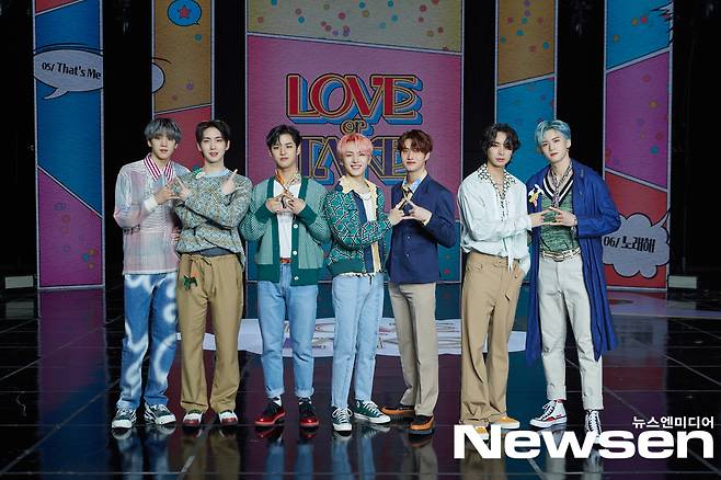 Pentagons 11th Mini album LOVE or TAKE was released on the afternoon of March 15th, Non-Contact Online.Pentagon poses during photo time on the day.Photos: Cube Entertainment