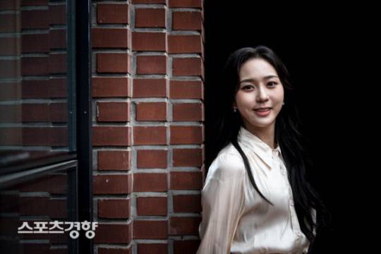 배우 이화린이 4일 서울 중구 정동 프란치스코회관에서 스포츠경향을 만나 포즈를 취하고 있다. 이선명 기자 57km@kyunghyang.com