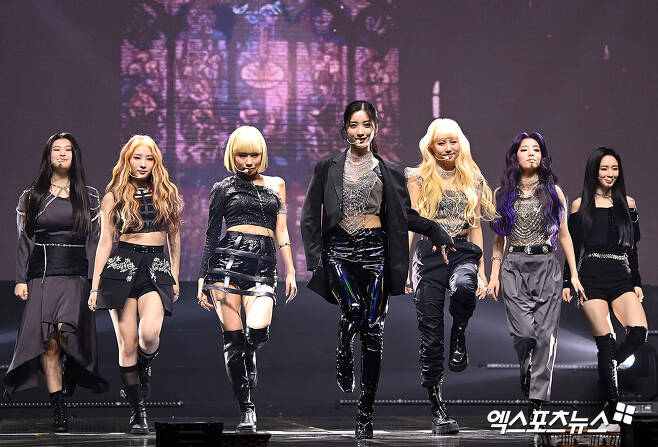 On the afternoon of the 15th, Girls Group Purple Kiss debut showcase was held at Yes 24 Live Hall in Gwangjang-dong, Seoul.Purple Kiss, who attended the showcase on the day, is showing off a wonderful performance.