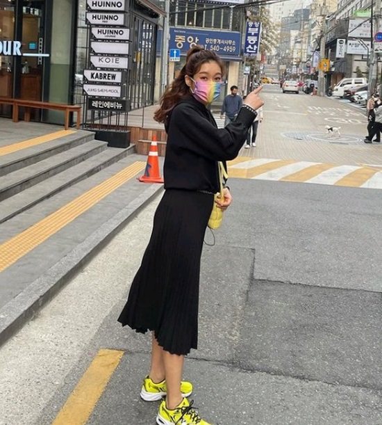 Broadcaster Hyun Young told the daily routine.On Saturday, Hyun Young posted a photo on his Instagram page.Inside the photo is a picture of Hyun Young walking in search of the meeting car Cheongdam-dong, which attracts attention because it shows off fashionista in sophisticated fashion.Hyun Young said, I have a meeting for a while, but Cheongdam-dong is a lively Monday street.In March 2012, Hyun Young, who married a financial worker and has a 10-year-old daughter and a five-year-old son, is revealing various daily life along with the current situation in Incheon Song through SNS.Photo = Hyun Young Instagram