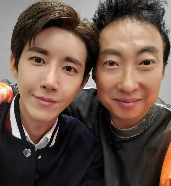Comedian Park Myeong-su reveals meeting with Hwang KwangheeOn the 16th, Park Myeong-su posted a picture on his instagram with an article entitled I love you.The photo released shows Park Myeong-su with Hwang Kwanghee.Park Myeong-sus look, which is smiling with a smile on his face, attracts attention.Especially, many fans are giving a nice comment to the two people who have met in a long time.On the other hand, Park Myeong-su and Hwang Kwanghee have appeared together in MBC Infinite Challenge and MBC Meet each other.