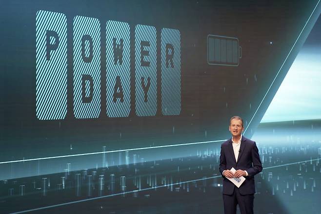 폭스바겐그룹 헤르베르트 디스 회장이 그룹 차원의 배터리 및 충전 관련 기술 로드맵을 발표하는 파워데이에서 모두 발언을 하고 있다.