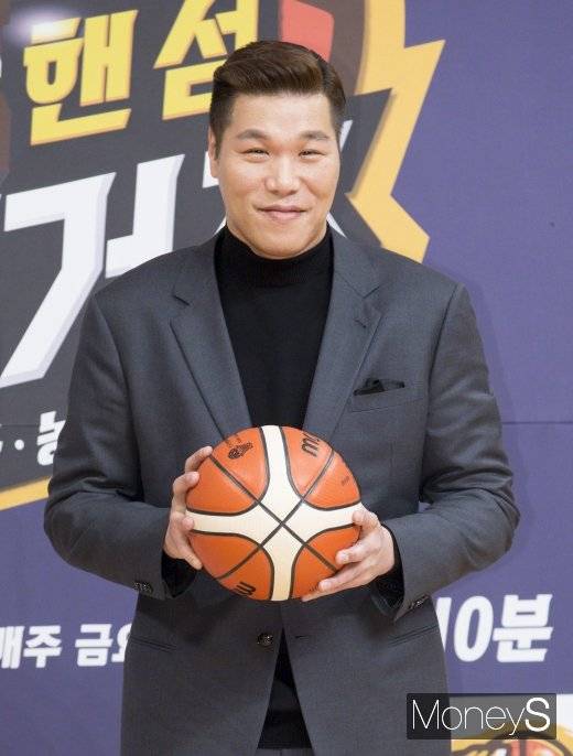 농구선수 출신 방송인 서장훈(사진)이 최근 불거진 고교 후배 현주엽의 학교폭력 논란에 대해 '직접 본 것은 없다'고 항변했다. /사진=장동규 기자