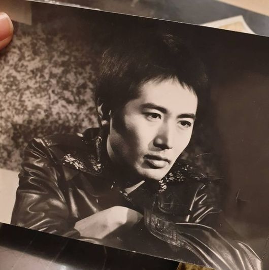 Actor Watashi, Teiji de Kaerimasua have released past photos of Father Yun-shik Baek.Watashi, Teiji de Kaerimasua posted a picture on his 16th day with an article entitled My father, about the time of White Deacon Age.Watashi and Teiji de Kaerimasua in the public photos hold a black and white photo of the 40s of Yun-shik Baek, Father and Koreas representative actor.Yun-shik Baek in the black and white photo boasts a superior visual on his head, and boasts a dark eyebrow, clear eyes, and a piece-like nose.Especially, the Bungbap appearance which reminds me of son Do-bin Baek immediately makes the viewers happy.Meanwhile, Watashi, Teiji de Kaerimasua, marriages with son Do-bin Baek of Actor Yun-shik Baek, and has one male and one female.Watashi, Teiji de Kaerimasua SNS