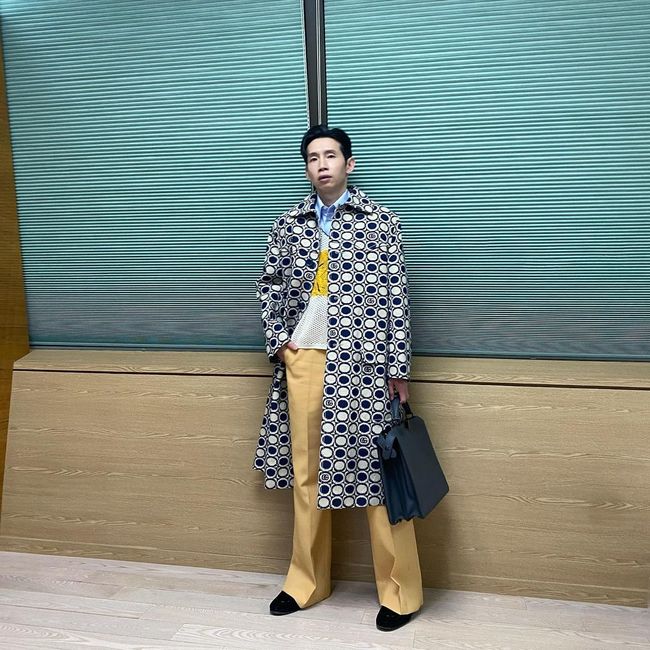 Bong Tae-gyu uploaded a recent photo.On the afternoon of the 16th, Bong Tae-gyu posted a picture on his instagram  with a short article called Penthouse.The photo shows Bong Tae-gyu wearing a colorful printed Coat. He stares at the Camera with a dignified expression, and sophisticated and stylish fashion catches the attention of viewers.On the other hand, Bong Tae-gyu is currently playing Lee Kyu-jin in SBS drama Penthouse Season 2.Bong Tae-gyu Instagram  