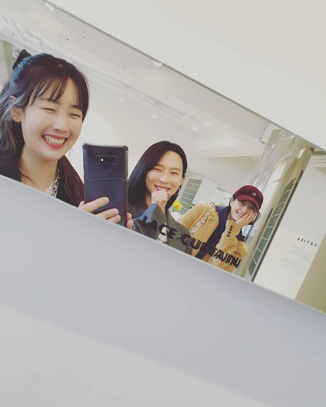 Singer Byul has revealed his sunny routine with his best friends.Byul wrote on his social media on the 16th, 83. Kim Soo-mi, be rich. We were cute. Age secret. I love you, punks.Khahahang, he said, posting several photos.In the photo, Byul and model Lee Hyun, who visited the beauty brand store operated by Dynamic Duo Gaeko wife Kim Soo-mi, were seen, and Byul, who escaped from childcare and went out, attracted attention because it was clear enough to give a smile to the viewers.In particular, the three people, who were 39 years old (based on the age of Korea) in 1983, surprised everyone with visuals while they could not believe that they were about to be in their 40s, and the netizens expressed their envy, saying, Are you close for a while?Byul married singer Haha in 2012 and has two sons and one daughter under him; Kim Soo-mi and Gaeko married in 2011 and have one male and one female under him.=