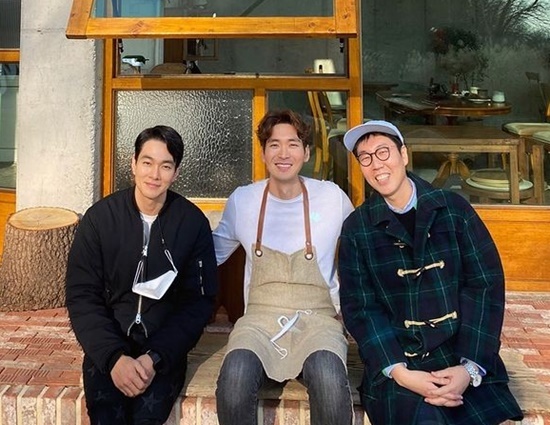 Actor Jung Gyu-woon reveals affection for Kim Young-chul, Kyu-han LeeOn the 15th, Jung Gyu-woon posted a picture through his instagram and reported the recent situation.Jung Gyu-woon in the public photos is taking pictures with comedian Kim Young-chul and Actor Kyu-han Lee.The three people sitting side by side and smiling at each other were warm. Jung Gyu-woon said with the photo, Really precious brothers.Thank you. Meanwhile, Kim Young-chul, Kyu-han Lee, and Jung Gyu-woon have formed a relationship through MBC entertainment Real Man Season 2.Jung Gyu-woon was the first to invite Kim Young-chul and Kyu-han Lee before the full-scale Cafe Open in SBS entertainment Same Bed, Different Dreams 22-You are My Destiny broadcast on the 15th.Photo: Jung Gyu-woon Instagram