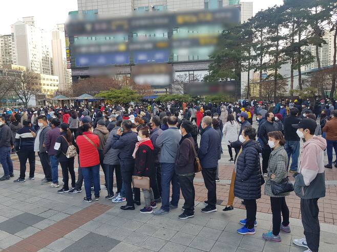 17일 오전 서울 구로구 지하철 1호선 구로역 앞 광장에 코로나 의무 검사를 받으려는 외국인 근로자들이 꼬불꼬불 줄을 만들어 순서를 기다리고 있다. /김동현 기자