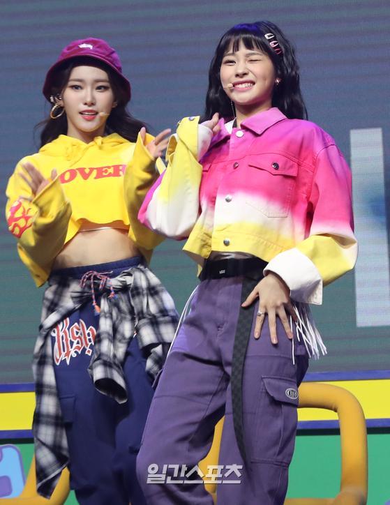 The girl group Weekly held a showcase to commemorate the release of the mini 3rd album We play at Shinhan Card Pan Square in Hapjeong-dong, Seoul Mapo District on the afternoon of the 17th.Weekly (Lee Soo-jin, Monday, Cihannal, Shin Ji-yoon, Park So-eun, Joa, Lee Jae-hee) members are showing off a great stage.
