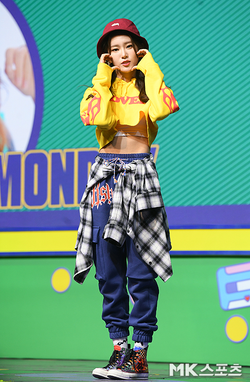 Weeklys third mini-album release showcase was held at Seogyo-Dong in Seoul Mapo-gu and Shinhan Card Pan Square in Mecenapolis on Thursday afternoon.Weekly Cyber Monday has photo time