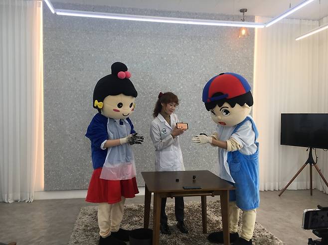 지난해 말 출범한 ‘경기청년 온라인 해외봉사단’이 코로나 시대에 걸맞은 국제개발협력의 모범적 역할을 하고 있어 이목이 집중된다. 사진은 청년 봉사던 활동. / 사진제공=경기북부청