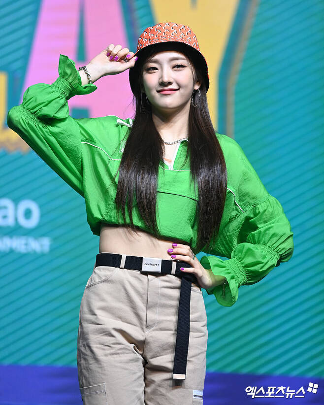 On the afternoon of the 17th, a showcase was held to commemorate the release of the third mini album We Play by Girl Group Weekly at the Sinhan Card Pan Square.Weekly Park Soeun has photo time