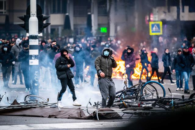 1월 24일 네덜란드 에인트호번 거리를 점령한 봉쇄 반대 시위대가 도로에 불을 지르는 등 경찰에 맞서 격렬하게 저항하고 있다. 에인트호번=EPA 연합뉴스