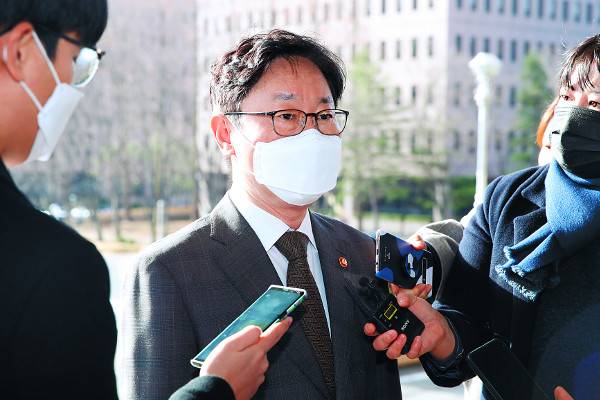 박범계 법무부 장관이 17일 정부과천청사로 출근하면서 취재진의 질문에 답하고 있다. 박 장관은 이날 한명숙 전 국무총리 사건 수사팀의 모해위증교사 의혹과 관련해 수사지휘권을 발동했다. 박 장관은 대검 부장회의에서 관련자들의 기소 가능성을 심의하라고 지휘했다. 뉴시스