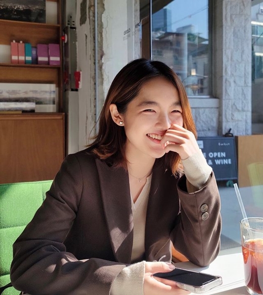 Actor Seo Shin-ae, 23, has revealed his bright current status.It is the Seo Shin-ae, who opened up to the public with a bright smile for the first time since the scandalous controversy of the girl group (girl) children member Soo-jin (real name Seo-jin and 23).Seo Shin-ae posted a picture on Instagram on the afternoon of the 18th, Todays weather is the best # ice americano # venti # drink # good day.It looks like a photo taken at a cafe: Seo Shin-ae in a dark brown jacket is building a bright Smile in the sunshine outside the window.The lovely Smile of Seo Shin-ae is impressive.Earlier, Seo Shin-ae was mentioned as a victim in the controversy over the school violence of (girl) children Soo-jin.Soo-jin also argued that I have never had a conversation with a Seo Shin-ae actor during my school days.Seo Shin-ae has posted a long article on Instagram since the incident, starting with the sentence Your brilliant spring was a winter for me and a harsh long night.At the time, Seo Shin-ae said, At the end of your summer, which seemed to be eternal, I wondered why I was still winter.So I tried to forget the existence of melting the snow in my mind and forgetting the existence. My winter was not made alone, but I always needed a quiet fight alone to overcome it.Most netizens interpreted the article as the heart of Seo Shin-ae.▲ At that time, Seo Shin-ae posted on Instagram.Your brilliant spring was a winter for me and a harsh long night..At the end of your summer, which seemed to last forever, I wondered why I was still winter, so I tried to forget the snow that had accumulated in my heart and the dizzying existence.My winter was not made alone, but I always needed a quiet fight to overcome. I met my people and started to do things I had delayed.Sometimes the pale wind blew and cracked, but I was grateful for this..The recall of the past season will not be easy, but the scene of the season I spent is not forgotten.I tried to ask about the temperature of the day, the smell of the day, the behavior of the day, and the memories that could not be healed.The heart of a person is so selfish that every time I try to melt my eyes, they freeze and become ice.So I resented my season that was a mess.I will try to get over it a little more, I will act more casually. The more peoples hearts are so calm that you will be saddened by your seasons..Even though this harsh winter was not beautiful, my plums smelled clear in the cold winter. I was too poor to fall down like this.I am sorry for those who shine the sun in my season.I have no reason to stay in winter anymore. Break the icy road. If it cannot melt, lets break it..At the end of a long, long winter night, the sunshine that I had not known before seemed light.I look around and the ground, which is still thawing with the snow that melts, is beginning to harden a little bit, and soon the spring buds will be born..Know that I am still in a sick winter somewhere, and I am also shining a little sunshine for you.You are living a brilliant life with a heartbreaking heart.