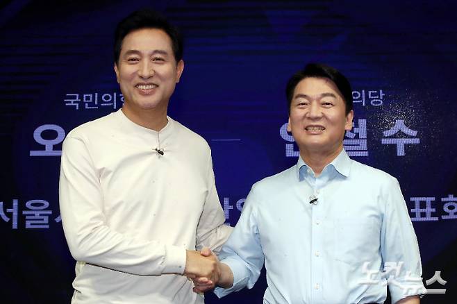오세훈 국민의힘 서울시장 후보(왼쪽)와 안철수 국민의당 서울시장 후보. 국회사진취재단