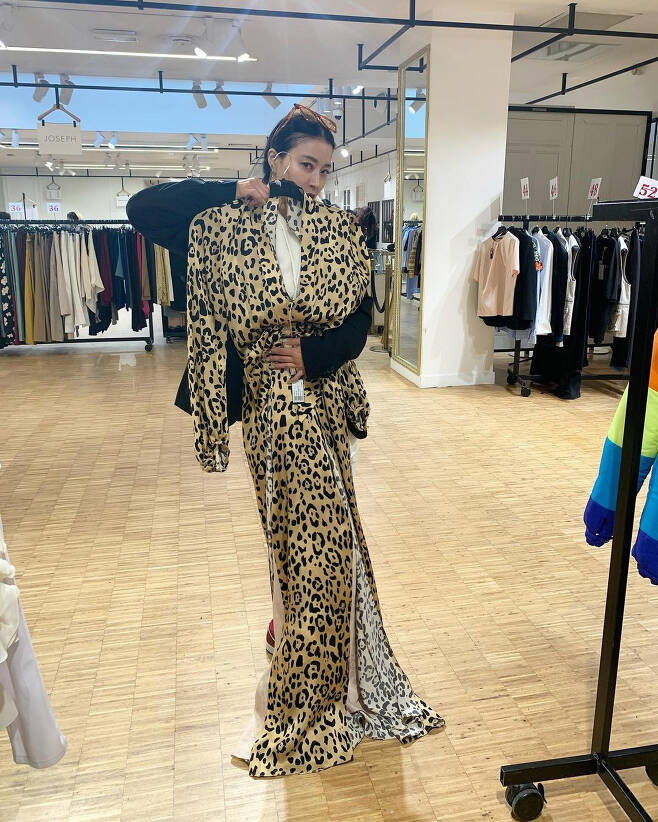 Singer Huang Bo showed a Dress with a Leopard pattern.On the 19th, Huang Bo released his photo with his Instagram, I thought it was meaningless because it was a picture taken, so I did not upload it at that time.Huang Bo laughed with a Hashtag saying, # Dress # I was so close to living # Now or when # I did not buy it # I would not come with a leopard.The picture shows Huang Bo holding a long Dress with a Leopard pattern.Especially, Dress, which Huang Bo holds, is patterned, but the shape of the body is boldly revealed and the torn shape catches the eye.Meanwhile, Huang Bo is appearing as a fixed guest on SBS PowerFM Kim Young-chuls PowerFM.