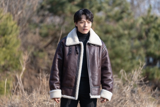 The blue called by Death of Monster Lee Gyu-hoe shakes Shin Ha-kyun and Yeo Jin-goo.JTBCs Drama Monster (directed by Shim Na-yeon, playwright Kim Soo-jin, production Celltrion Entertainment and JTBC Studio) unveiled a scene of a confrontation of the Manyang Police Station family, which digs into the ground on March 19, ahead of the 9th broadcast.Monster was the turning point for Death of the serial killer Gangjin High School Muk (Lee Kyu-hoe).Move-style (Shin Ha-kyun) and One-week (Yeo Jin-goo) who broke the law and One rules to catch Monster and became Monsters themselves.The death of Gangjin High School Mook put the two men who came close to the truth into deeper confusion and pain.Gangjin High School chose Death with a message that I am not flexible, my brother.What is the truth of the disappearance of Lee Yu-yeon (Moon Joo-yeon) who is in the labyrinth, and what secrets are hidden behind the death of Gangjin High School, and the mystery that deepens as you dig into it is sweeping the room.In the meantime, the unusual movement of the Manyang police box, which digs into the Truth Gunup private land, in the public photos, creates tension on the eve of the storm.Truth Gun-up is the old name of JL Construction, and is represented by Lee Chang-jin (Heo Sung-tae), who is keen to develop Munju New Town.What truths do Move and One have here?Oh Ji-hoon (Nam Yoon-soo), who screams in surprise at something in the previous trailer, is caught, raising questions about the incredible sight unfolded before them.The shocking Move-style and one-week face are also interesting.It also adds to the agitating Nam Sang-bae (Chun Ho-jin), Cho Gil-gu (Son Sang-gyu) and Hwang Kwang-young (Baek Seok-kwang) with firm faces, raising the sense of crisis.What is at the end of their gaze, and it foresaw a storm that will be scary.