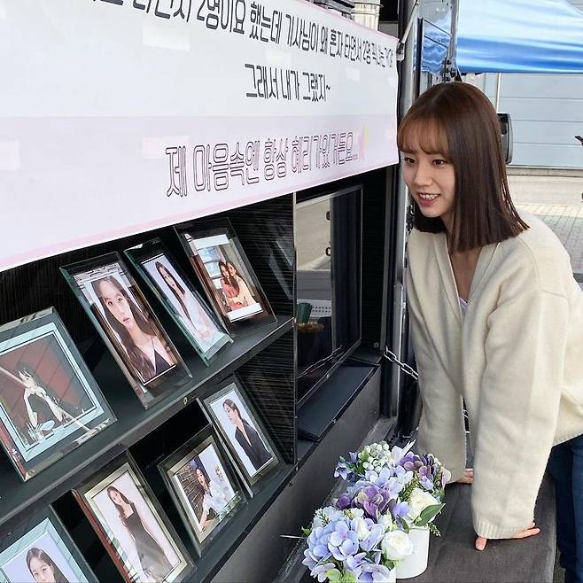 Girls Day Hyeri Authenticated Coffee or Tea from Kang Min-ahHyeri posted four photos on his instagram on March 19 with the phrase Oguogu Our Minah, our lovely Minah.Hyeri in the photo is playing V in front of Coffee or Tea, Hyeri said, Minahs first Coffee or Tea is her sister, and its so touching.I think it will be done well thanks to the shooting that is not long, our minah is the best, he added, expressing his affection for Minah.Minah, who saw this, commented, I love you.Hyeri was deV in 2010 as group Girls Day.Girls Day, which Hyeri belongs to, released Gyat, Twinkle, Darling, Tell me and Woman President.In addition to his singer activities, Hyeri has appeared in the drama Reply 1988 and Amazing Saturday, and is showing various aspects.