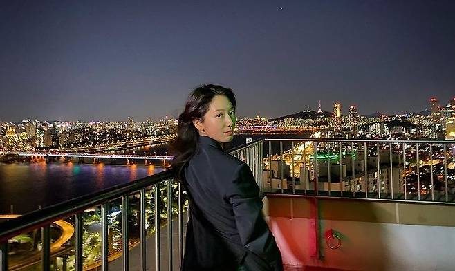 Park Shin-hye has given off an extraordinary charisma.On the 19th, Park Shin-hyes personal SNS released a picture taken in front of The Night Watch of a beautiful night.Park Shin-hye showed off her unique charm in front of The Night Watch, which combines colorful lighting and various colors.People cheered on Park Shin-hyes black jacket and the coexistence of innocence and charisma.Meanwhile, Park Shin-hye is appearing in the JTBC drama Sisyps.Sisyphs is a fantasy mystery drama depicting the journey of a genius engineer who is trying to reveal the existence of hiding in our world and a savior who has gone back a long and dangerous path for him. It is broadcast every Wednesday and Thursday at 9 pm.