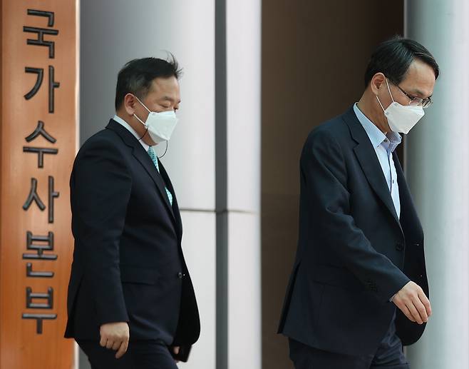 한국토지주택공사(LH)에서 촉발된 부동산 투기 의혹을 수사 중인 정부 합동특별수사본부(특수본)의 본부장을 맡은 남구준 국가수사본부장(오른쪽)이 19일 오후 서울 서대문구 청사를 나서고 있다.2021.3.19/연합뉴스