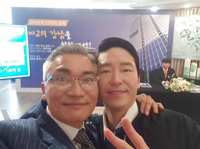 Wait a minute, but a good time.Actor Joe-yoon expressed his feelings on SBS Penthouse 2 cameo.Jo Jae-yoon posted two photos on his instagram on March 20 with the phrase I was here too ... but it was a good time.Jo Jae-yoon in the photo is playing V with Um Ki-joon, Bong Tae-gyu, Yoon Joo-hee, Hadokwon, Park Eun-suk.Jo Jae-yoon added, With my love standards ... the main characters are why their heads are so small ... and laughed.The netizens who saw it responded such as short but intense, I was so glad to have the actor come out.Jo Jae-yoon made his debut in the 2003 film The Full Conquest of English.Since then, he has appeared in dramas such as East of Eden, Gentlemans Dignity, Jeon Woo Chi, Lets do a ceremony, SKY Castle, Catch the Ghost.