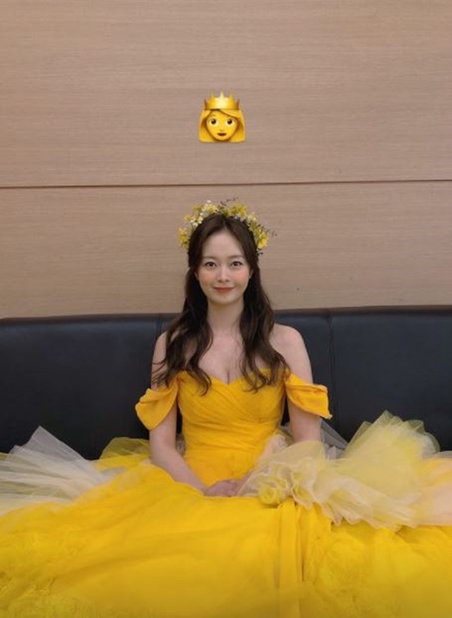 Actor Jeon So-min showed off her bright figure.Jeon So-min posted a picture on March 19 without any writing on his Instagram story.The photo shows a smile of Jeon So-min wearing a yellow dress.Jeon So-min wears a colorful dress and a flower garden, giving a spirit of Springs messenger. The beautiful figure that seems to have just come out of the fairy tale is admirable.Meanwhile, Jeon So-min made his debut with MBC sitcom Miracle in 2004.Since then, she has been loved by various works such as drama Aurora Princess, 1% of something, Top Star Yu Baek Lee.