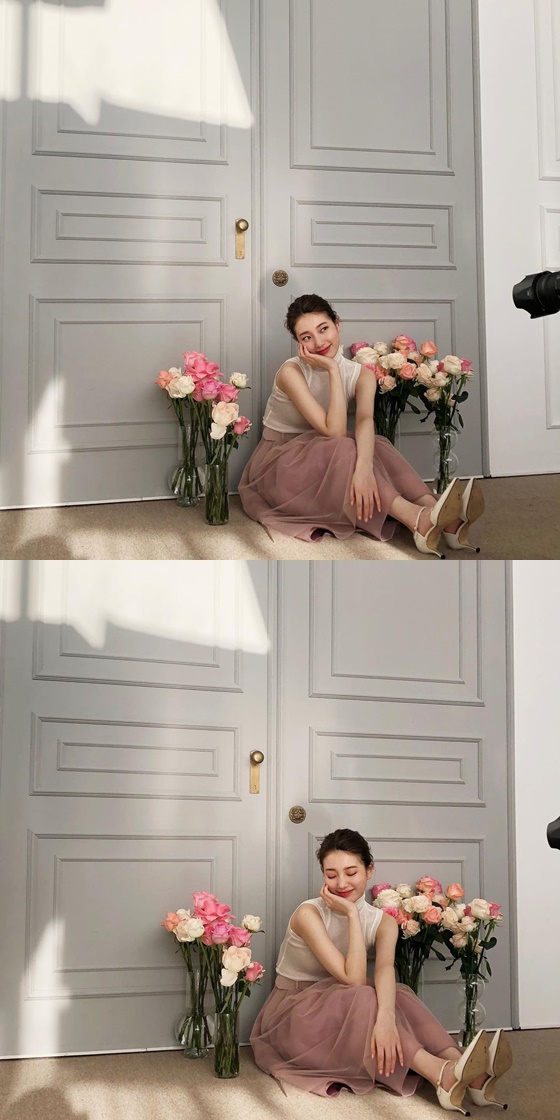 On the 19th, the official management forest Instagram posted several photos with the article The beauty of #Bae Suzy blooms SpringFlower in our hearts.Meanwhile, Bae Suzy appears in Kim Tae-yongs new film Wonder Park.Wonder Park draws on what happens to people who are comforted by video calls with loved ones who can not be seen in the world now through the artificial intelligence service Wonder Park.