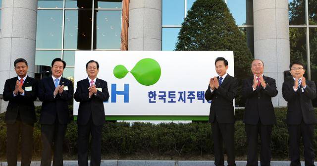 2009년 10월 7일 경기 성남시 분당구에서 열린 한국토지주택공사(LH) 출범식에서 정종화(왼쪽부터) 주공 노조위원장, 이병석 국토해양위원장, 이지송 한국토지주택공사 사장, 이명박 대통령, 정종환 국토해양부장관, 고봉환 토공 노조위원장이 새 간판을 제막한 후 박수를 치고 있다. 손용석 기자