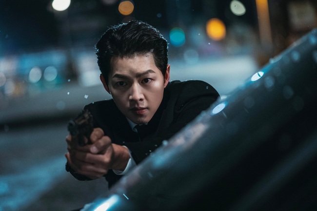 Vincenzo Song Joong-ki wakes up Mafia instinctTVNs Saturday Drama Vincenzo unveiled the dark charisma of Vincenzo (Song Joong-ki), who pointed a gun at someone on March 21.Vincenzo and Hong Cha-young (Jeon Yeo-bin), who decided to target the enemys Achilles tendon, went out looking for Babels real Bose Corporation.As they approached the final Billen, they faced a terrible incident when they were looking for a decisive clue.The person who knew the identity of Babel died, and the families of the Babel drug victims also lost their lives.Binsenzo, who had a gut feeling that Babel and the idol were behind everything, was furious.The atrocities of the Billons, centered on Jang Jun-woo (Ok Taek-yeon), the axis of evil, have led to a strong storm.While the threat to Vincenzo and Hong Cha-young continues, the photo released on the day raises the sense of DDanger with the image of Vincenzo, who revealed Mafias Nature.On a deep snowy night, there is a cold Danger on Vincenzos face, which has found somewhere.Vincenzo begins revenge on Babel, who has regenerated narcotic drugs and attacked the powerless, even if he has touched himself.His face, which is pointed at a gun and a bloody confrontation, draws the tension tightly. Attention is focused on whether Vincenzo can punish the Villans and pull Jang Jun-woo into the world.In the 10th episode on the 21st, Vincenzo takes out the last resort to reveal the real behind Babel. In the trailer released earlier, Jang Jun-woo said, Now we have to kill him.We will die if we leave it alone. He added curiosity to the image of Vincenzo, who is fighting a gun battle, and Hong Cha-young, who foresaw dDangerous things.Above all, one word from Vincenzo, I found out Babys real Bose Corporation, raised the curiosity to its peak.Meanwhile, new services appear in the gold-gap plaza, pressing tenants. Vincenzo has already found the key to the underground room.Again, attention is focused on the unpredictable spectacular development of the future of the gold plaza in the demolition DDanger.