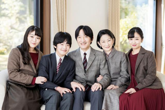 지난해 11월 30일 55세 생일을 맞은 아키시노노미야 후미히토 일본 왕세제의 가족이 지난 14일 도쿄 자택에서 사진 촬영을 하고 있다. 왼쪽부터 장녀 마코 공주, 장남 히사히토 왕자, 후미히토 왕세제, 기코 왕세제비, 차녀 가코 공주. 일본 궁내청 제공