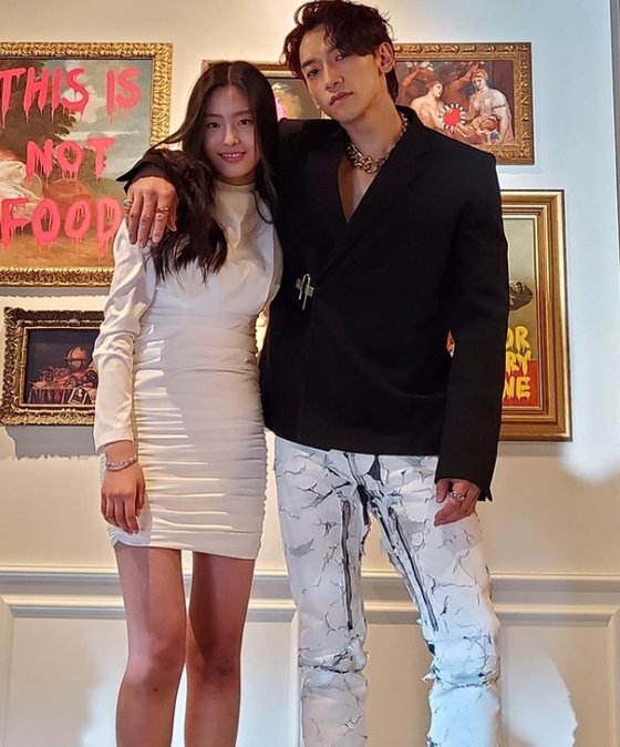 Singer and Actor Rain have released a two-shot with his agency rookie Actor Ye Ju.Rain (real name Rain) posted three photos on her SNS on Tuesday, with the words With Ye Ju!!! First shot: Love a lot, Actor Ye Ju.In the open photo, Rain is radiating charisma with his arm on Ye Jus shoulder, with the warm Rain jewel chemistry of the pair catching the eye.Rain introduced Ye Ju as the first recruitment actor of Rain Company, which he founded last October.Ye Ju, who was born in 2004 and turned 18 this year, acted as a number of advertising models ahead of debut.Meanwhile, Rain has two daughters under her belt, Actor Kim Tae-hee and marriage in 2017.On the 16th, he released his first mini album Do not Hail and produced a boy group siper that debuted the music industry.