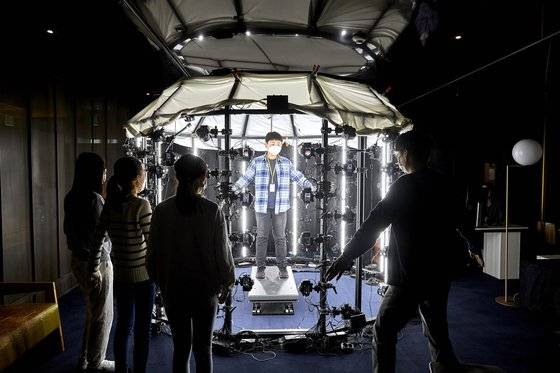 포토 스캐너에 들어가 3D 모델링의 주인공이 된 이용민 학생모델. 피사체를 360도 스캔해 3D 형태로 구현하는 장치다. 108대의 카메라가 조각조각 찍은 사진들을 프로그램이 이어붙이면 3D 모델링이 시작된다.