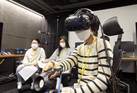 원예진 학생모델이 웹툰 '조의 영역'을 VR 버전으로 체험했다. 컴퓨터가 만든 가상세계에서 체험이 이뤄지는 VR은 상상하는 대로 이뤄지는 VFX의 매력을 잘 느낄 수 있는 콘텐트다.